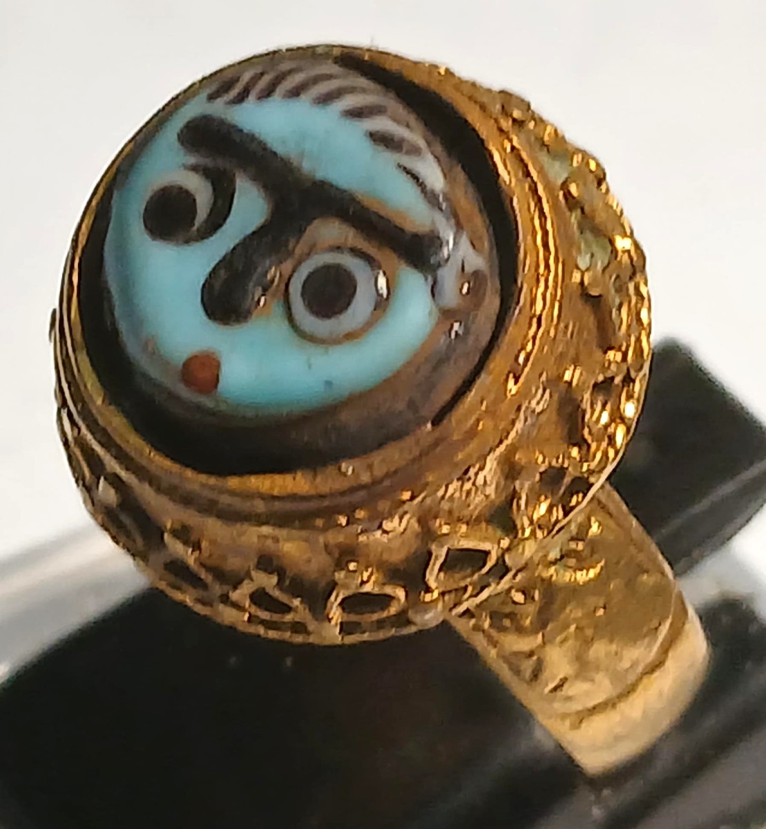 Anello medievale 'Veneziano' in oro zecchino con merletto in fiiligrana e volto in pasta vitrea