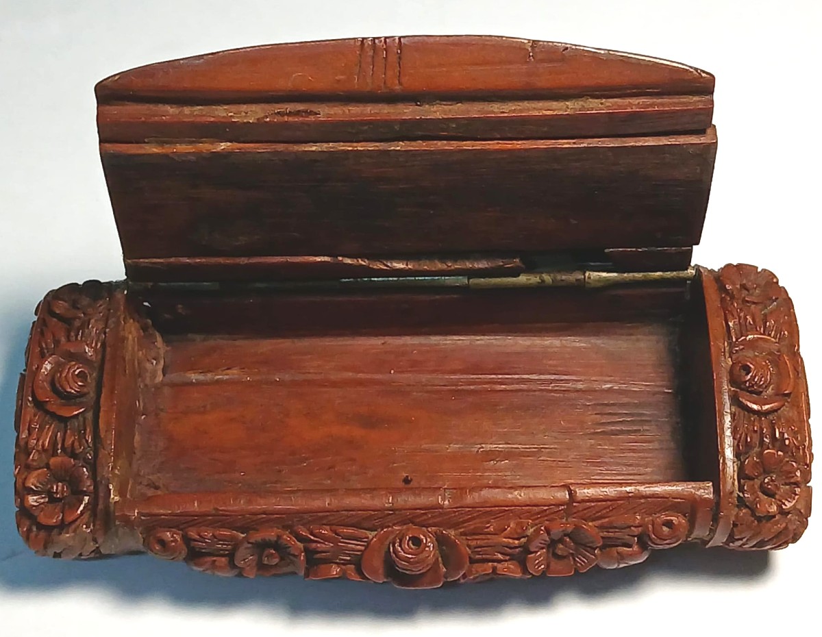 Tabacchiera scolpita in 'corozo' con raffigurazione di oggetti sacri e curiosi. Francia 1830 c.-photo-2