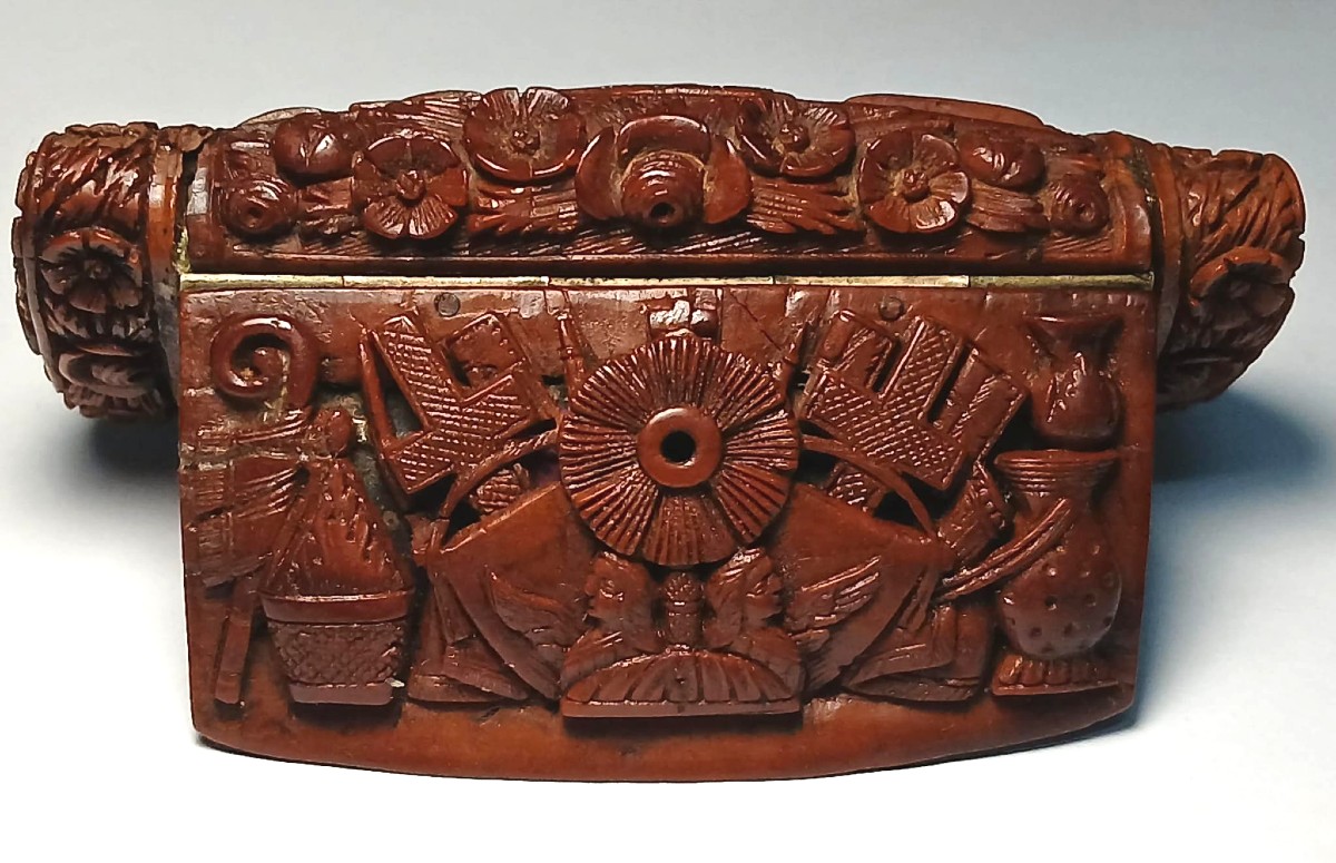 Tabacchiera scolpita in 'corozo' con raffigurazione di oggetti sacri e curiosi. Francia 1830 c.-photo-3