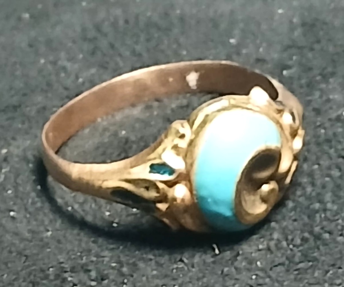 Bague en or à tube creux, décorée de gouttes en émail turquoise. Sicile, fin du XVIIIe siècle, -photo-3