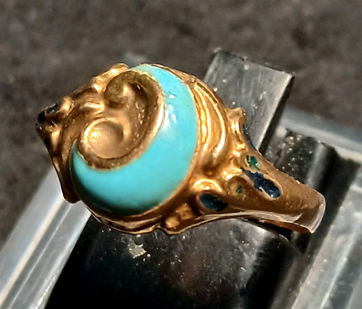Bague en or à tube creux, décorée de gouttes en émail turquoise. Sicile, fin du XVIIIe siècle, 