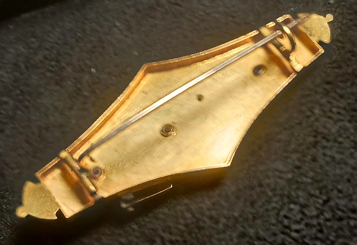 Spilla borbomica in oro 14 kt. con festone fogliaceo su fondo rigato.  -photo-2