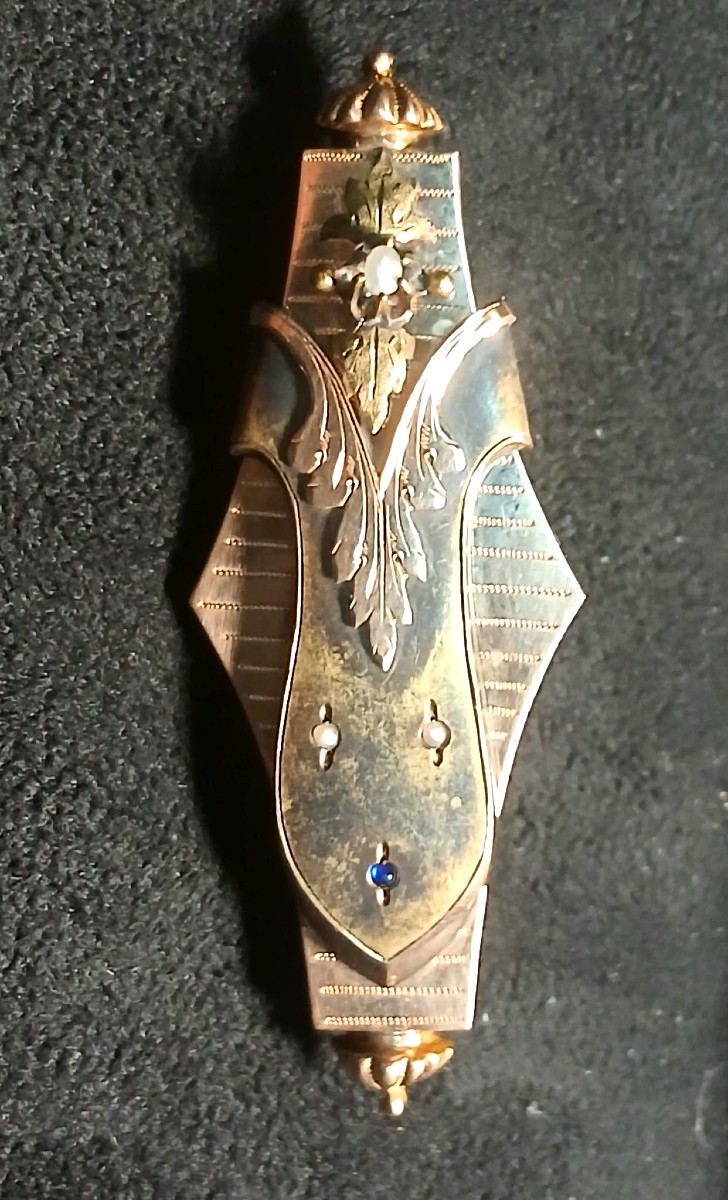 Spilla borbomica in oro 14 kt. con festone fogliaceo su fondo rigato.  -photo-4
