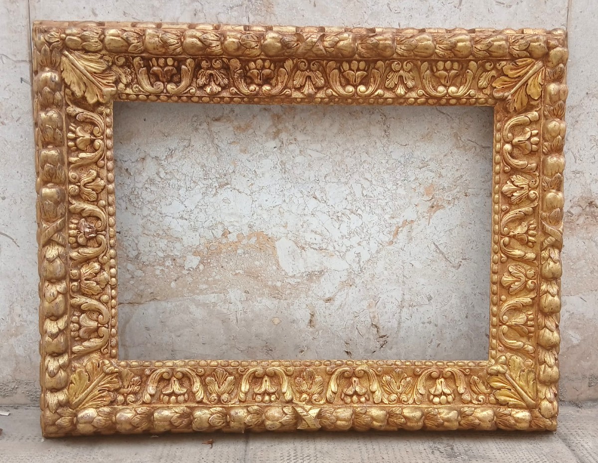 Cornice italiana  scolpita con pere, corucopie di abbondanza e foglie d'acanto. Oro al mercurio