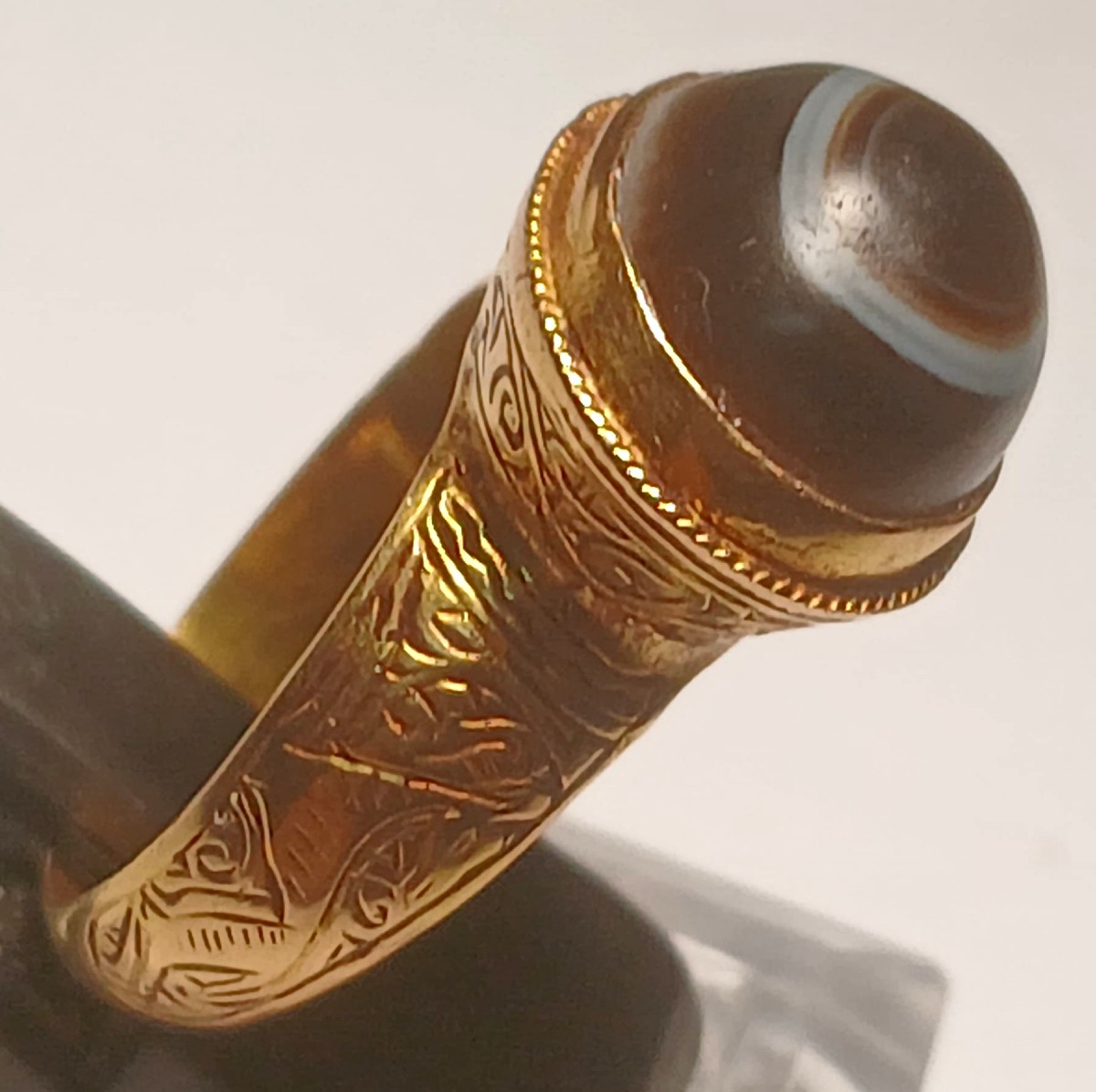 Anello federiciano arabo-normanno. Il terzo occhio 'esoterico' in oro ed agata venata. Sec XIII-photo-2