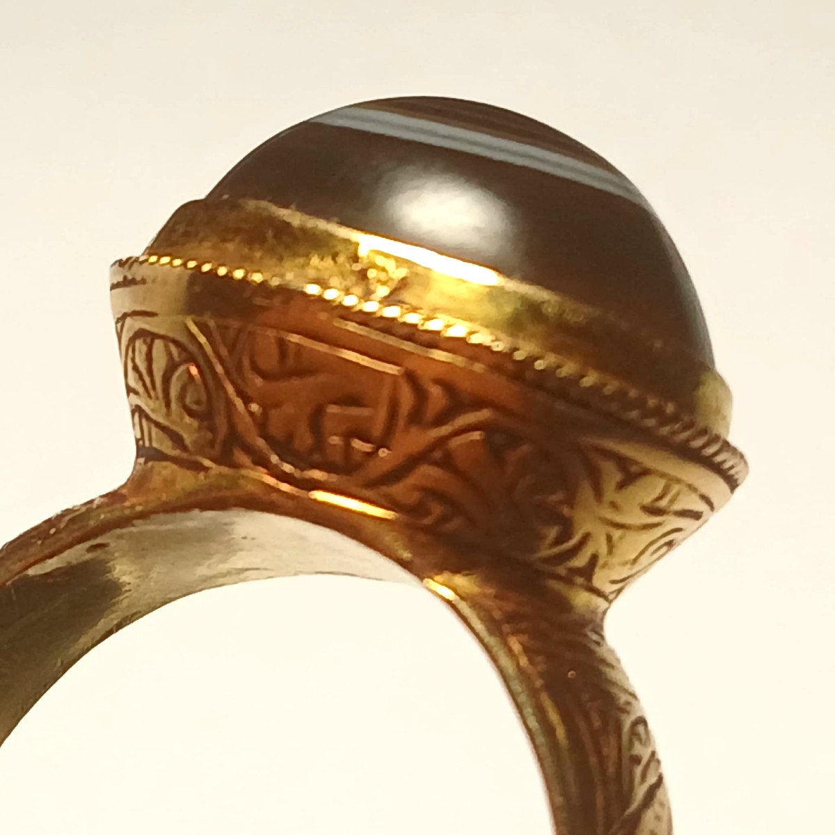 Anello federiciano arabo-normanno. Il terzo occhio 'esoterico' in oro ed agata venata. Sec XIII-photo-4