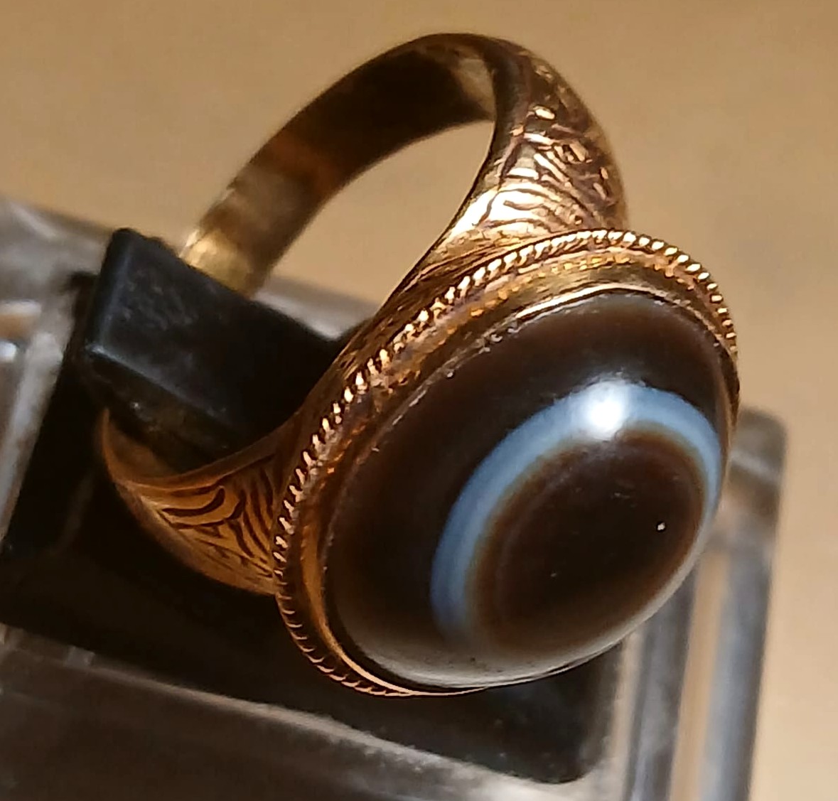 Anello federiciano arabo-normanno. Il terzo occhio 'esoterico' in oro ed agata venata. Sec XIII-photo-1