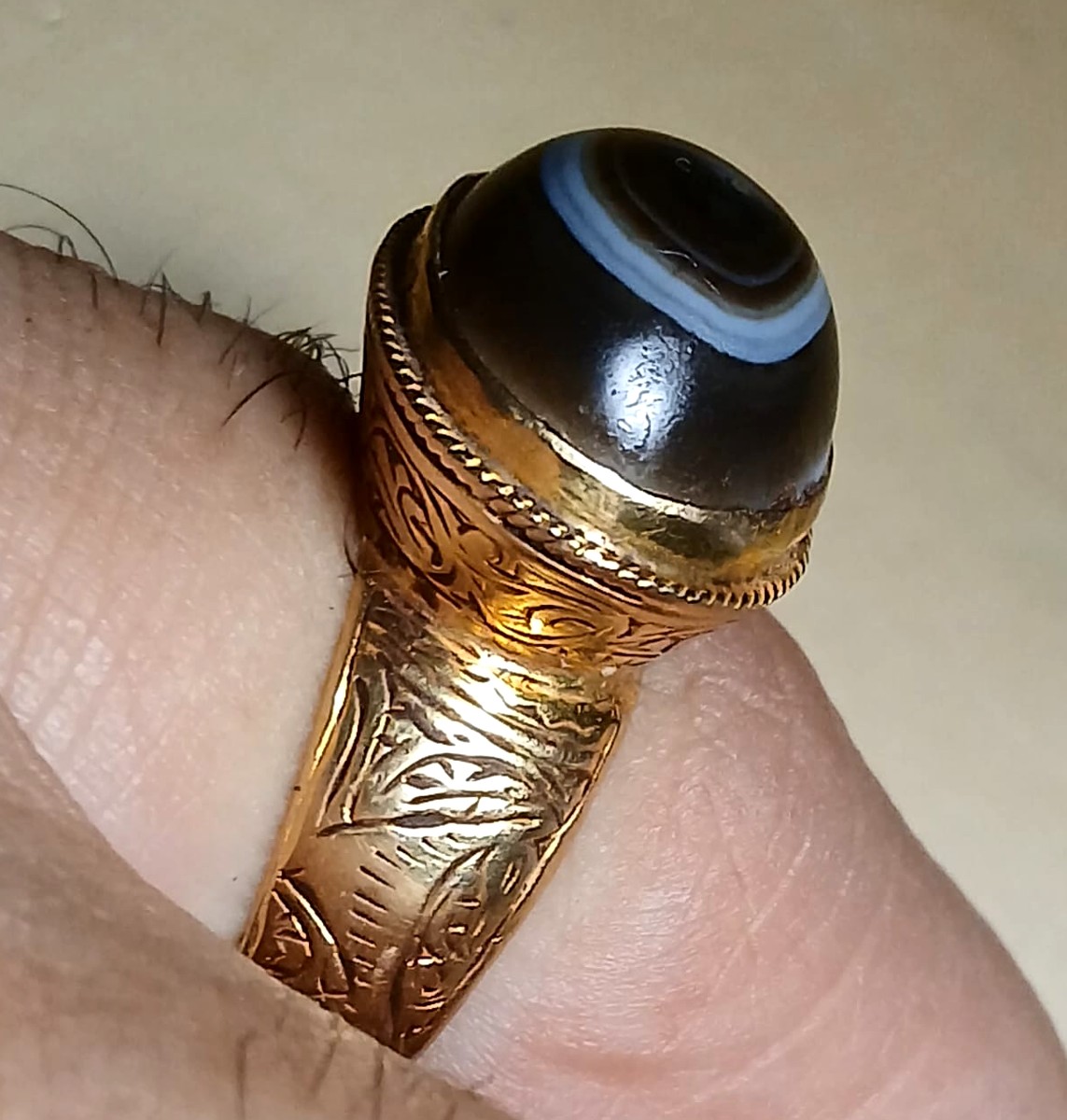 Anello federiciano arabo-normanno. Il terzo occhio 'esoterico' in oro ed agata venata. Sec XIII-photo-2