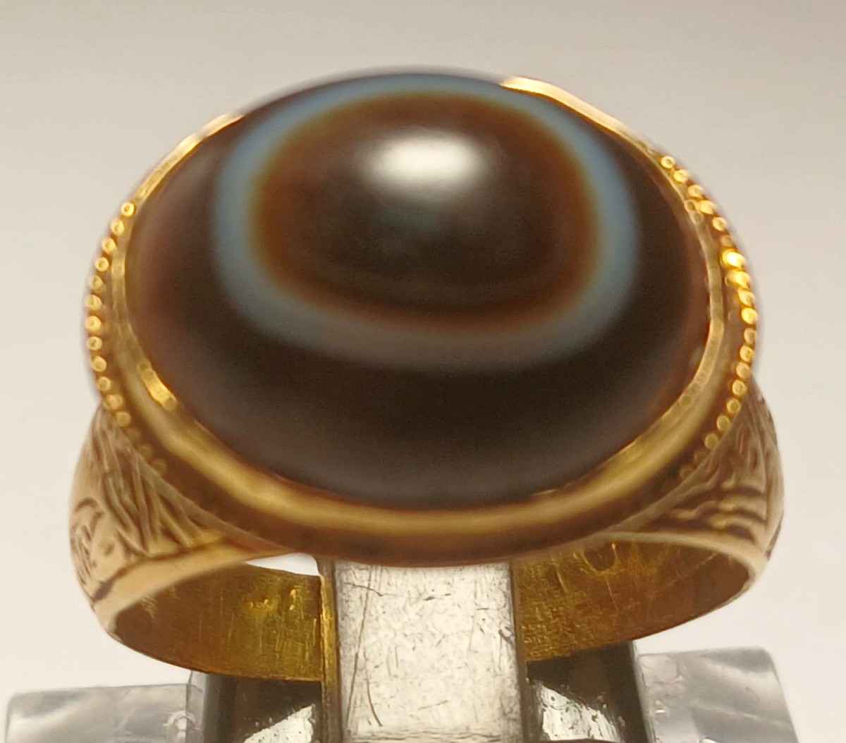 Anello federiciano arabo-normanno. Il terzo occhio 'esoterico' in oro ed agata venata. Sec XIII