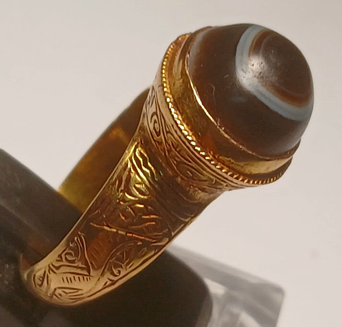 Anello federiciano arabo-normanno. Il terzo occhio 'esoterico' in oro ed agata venata. Sec XIII
