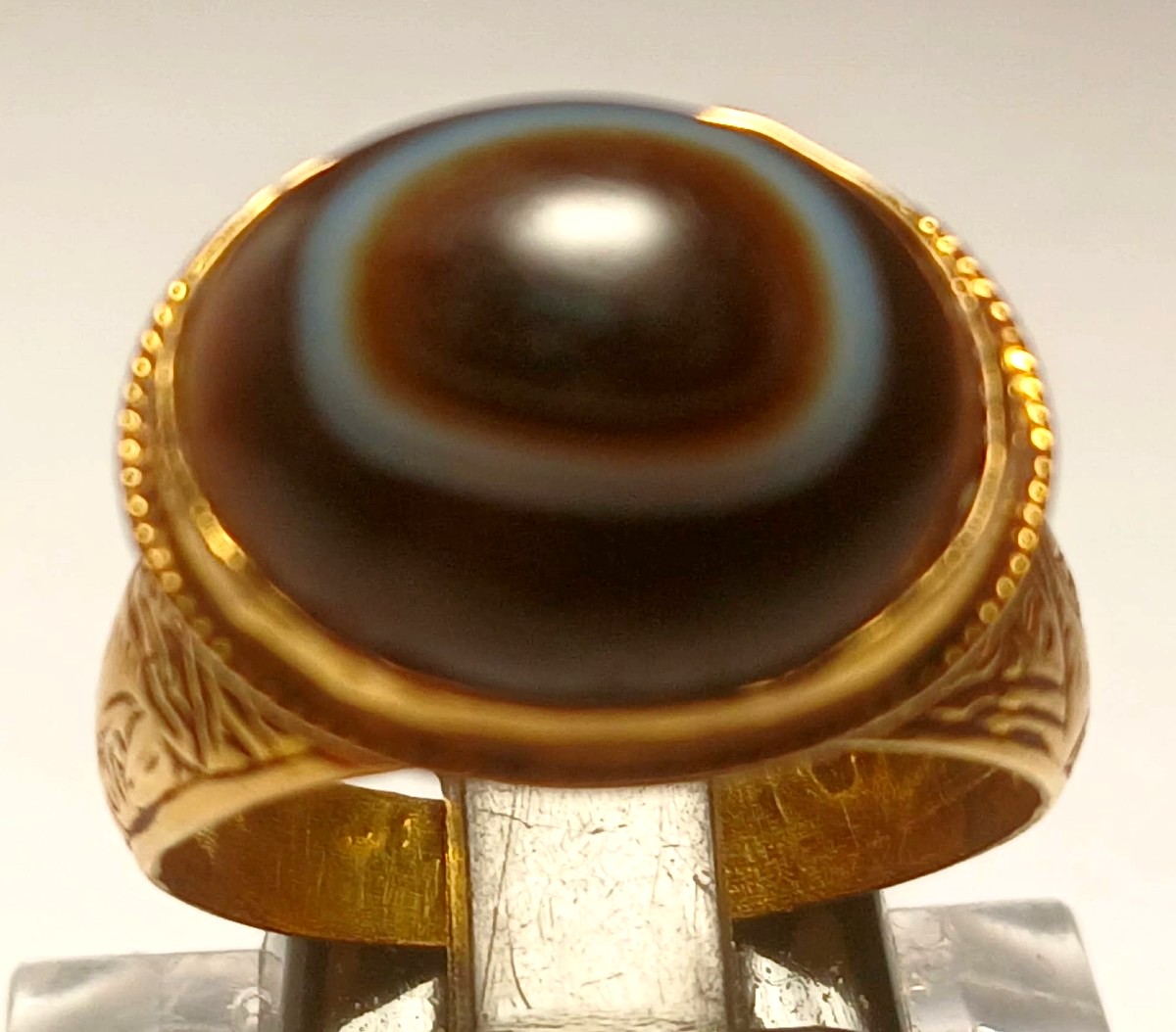 Anello federiciano arabo-normanno. Il terzo occhio 'esoterico' in oro ed agata venata. Sec XIII