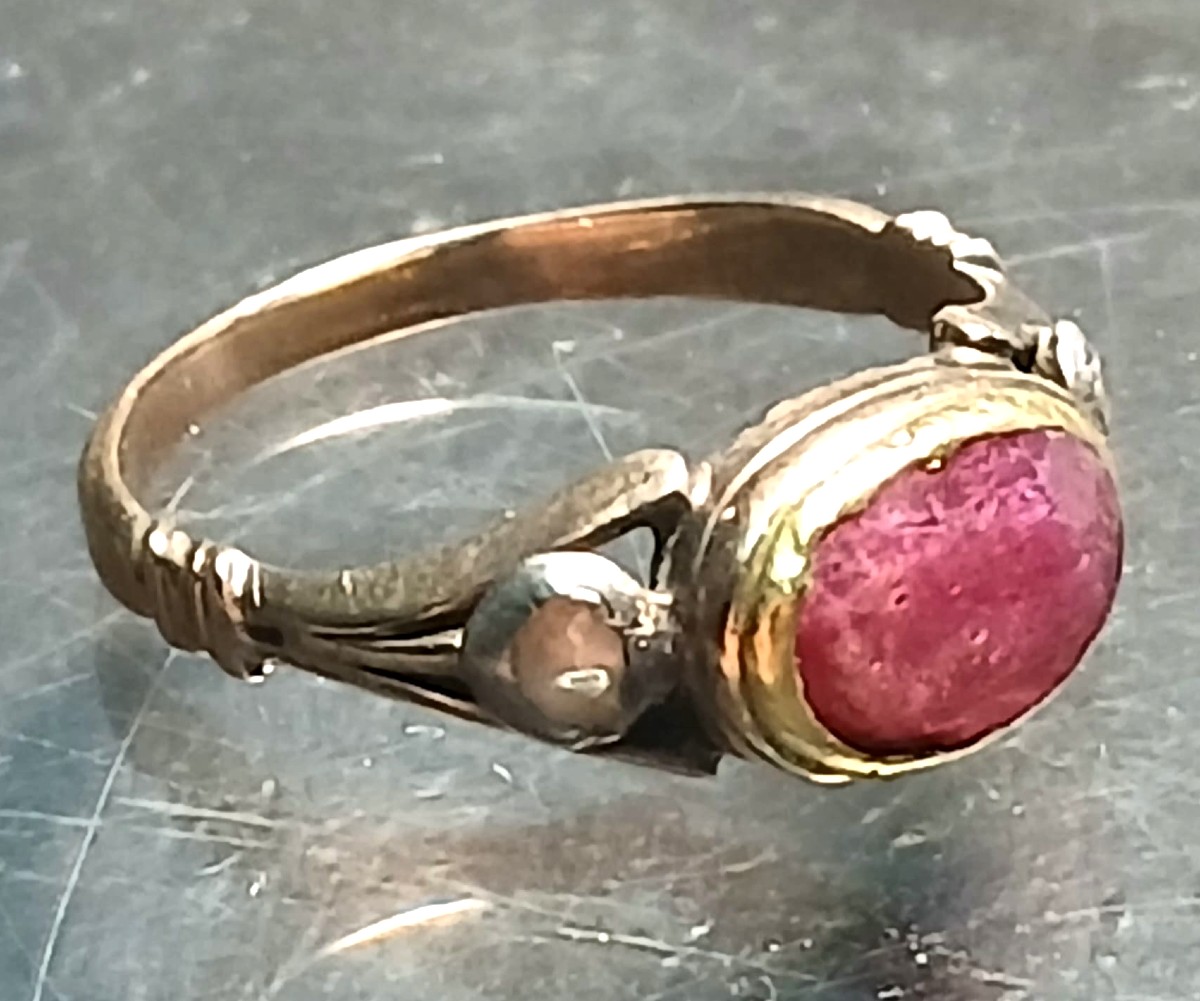 Anello di Piana degli Albanesi in oro diamanti e rubino centrale. Sicilia  Epoca Luigi XIV