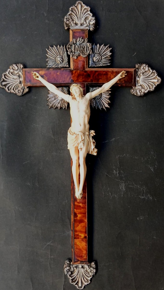 Crocifisso in avorio su croce in tartaruga  e argen. Artista Andrea Tipa . (certificato Cites.)-photo-2