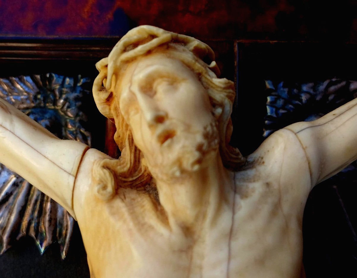 Crocifisso in avorio su croce in tartaruga  e argen. Artista Andrea Tipa . (certificato Cites.)-photo-3