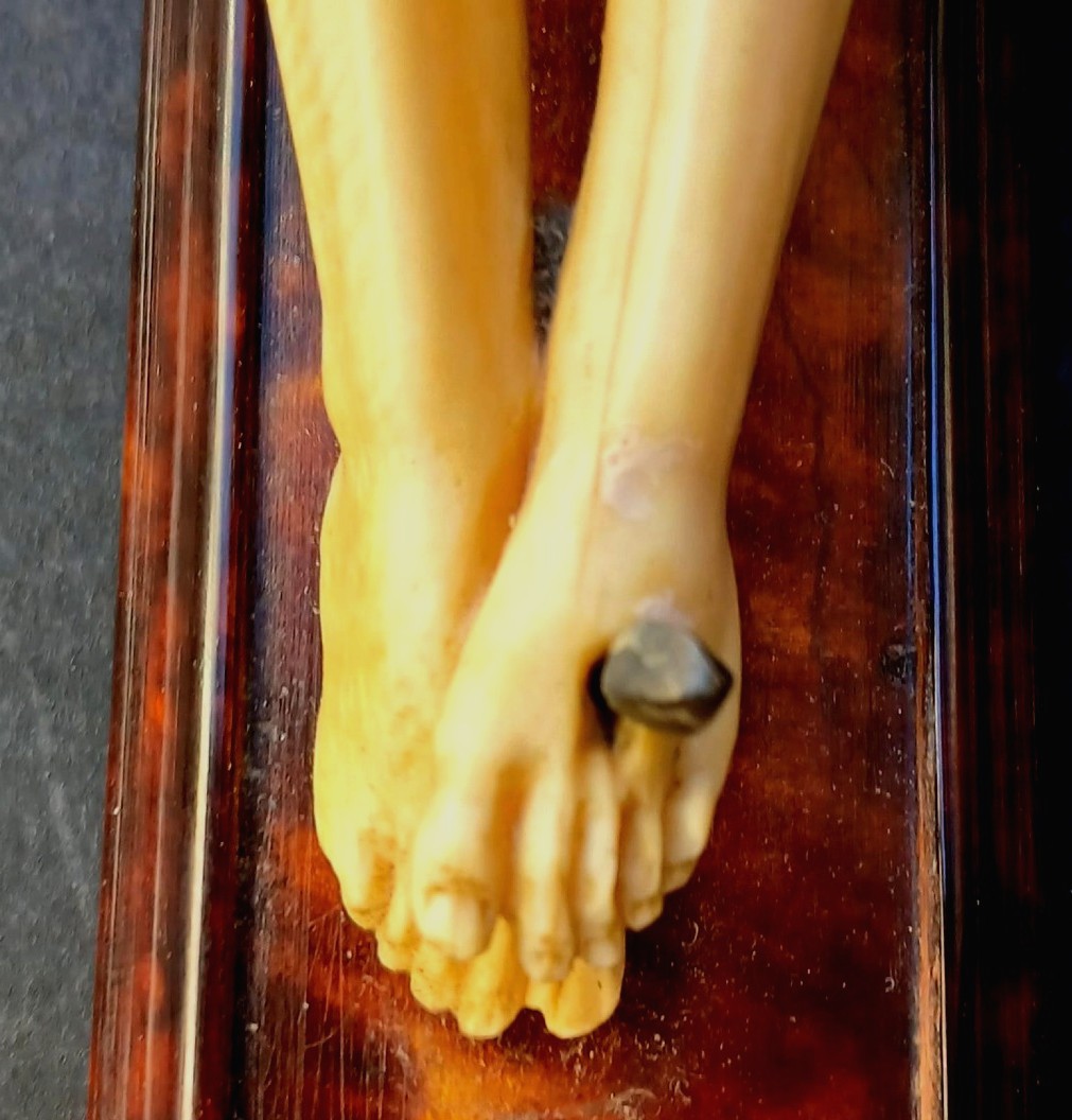 Crocifisso in avorio su croce in tartaruga  e argen. Artista Andrea Tipa . (certificato Cites.)-photo-4