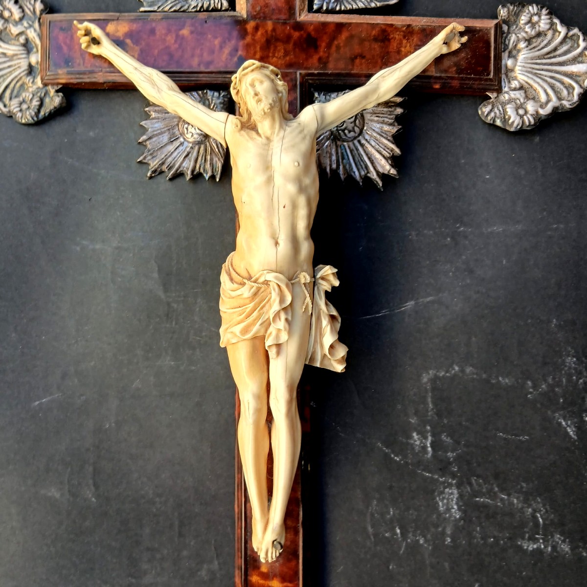 Crocifisso in avorio su croce in tartaruga  e argen. Artista Andrea Tipa . (certificato Cites.)