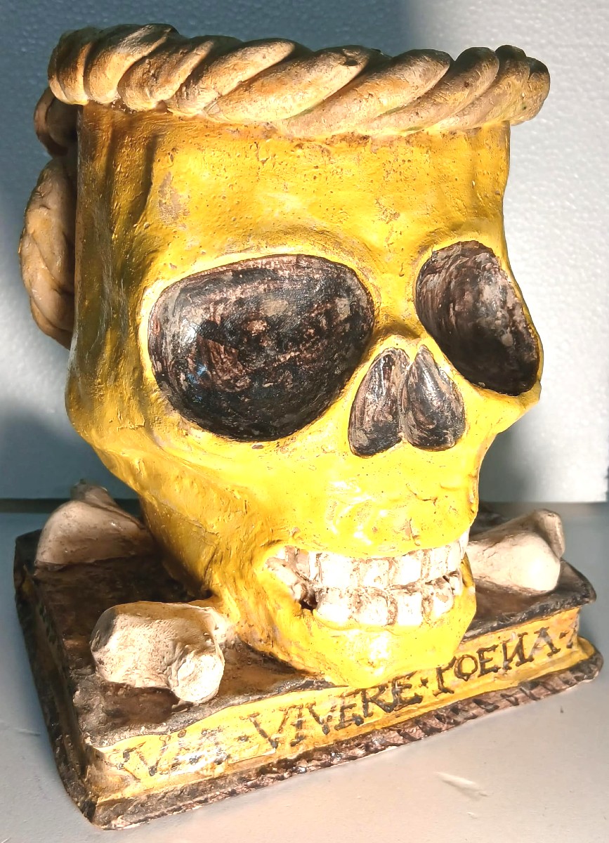 Memento Mori. Vaso in ceramica di Caltagirone del XIX secolo. 