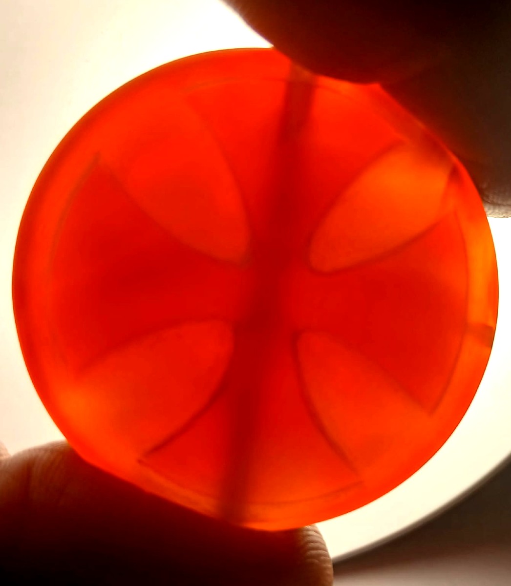 Il Drago e Croce Templare. Medaglione esoterico Templare con la Croce ed il Drago contrapposti.-photo-2