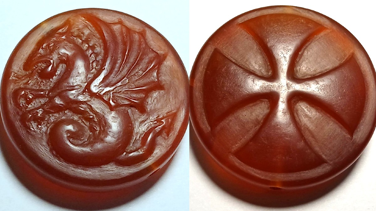 Il Drago e Croce Templare. Medaglione esoterico Templare con la Croce ed il Drago contrapposti.