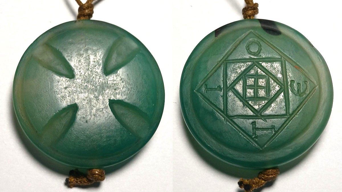 Medaglione esoterico da  Cavaliere Templare con Croce Patente e sul verso e il quadrato magico.