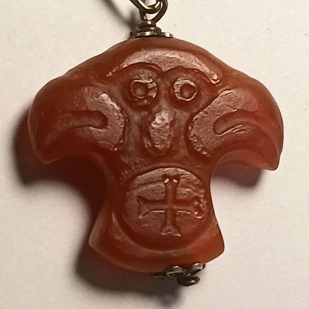 Amuleto Templare in corniola scolpita, raffigurante una croce composta da due teste d' aquila-photo-2