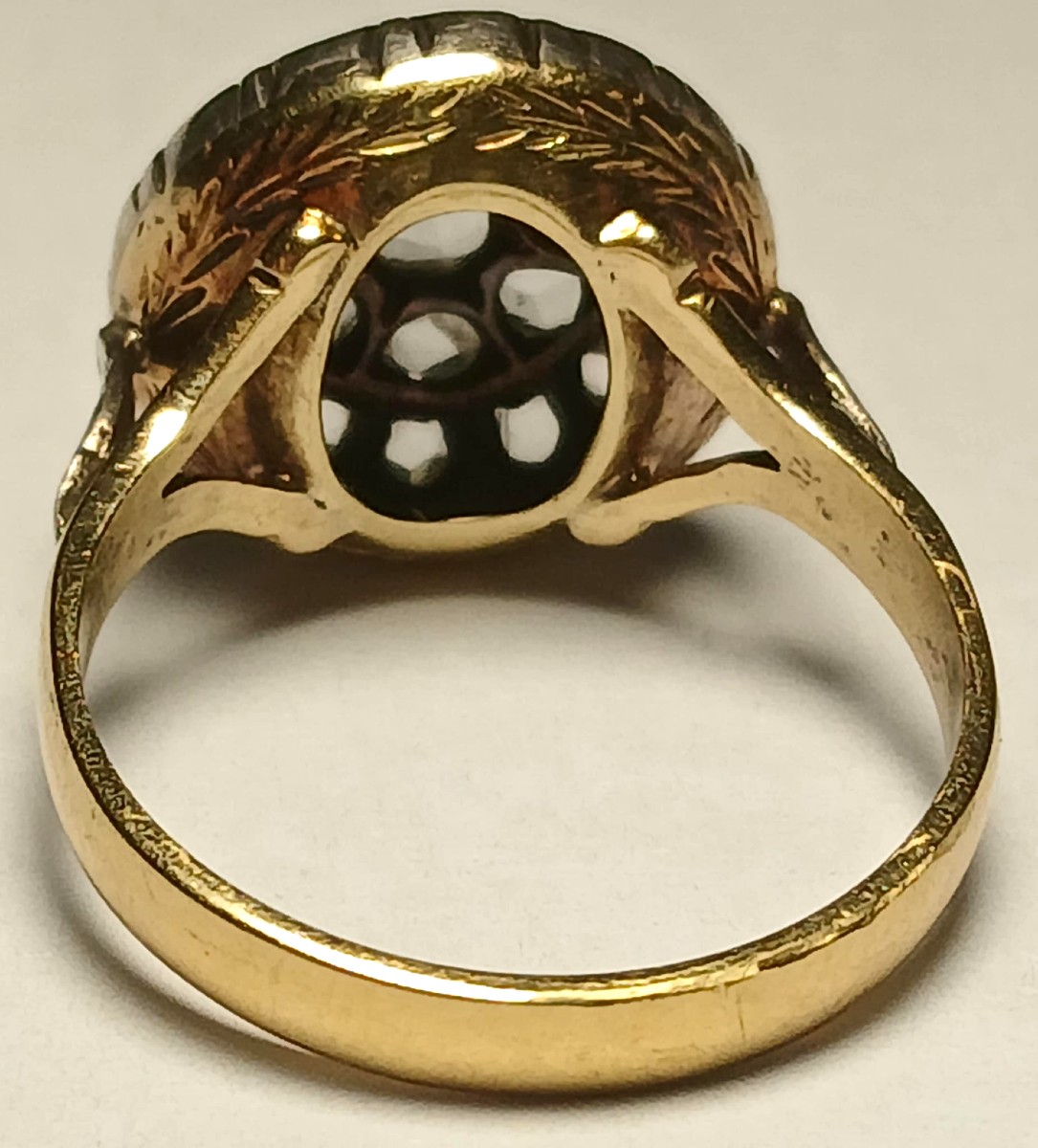 Anello a toppa in oro 18 kt e coppella, con rose di diamante kt. 070 circa-photo-2