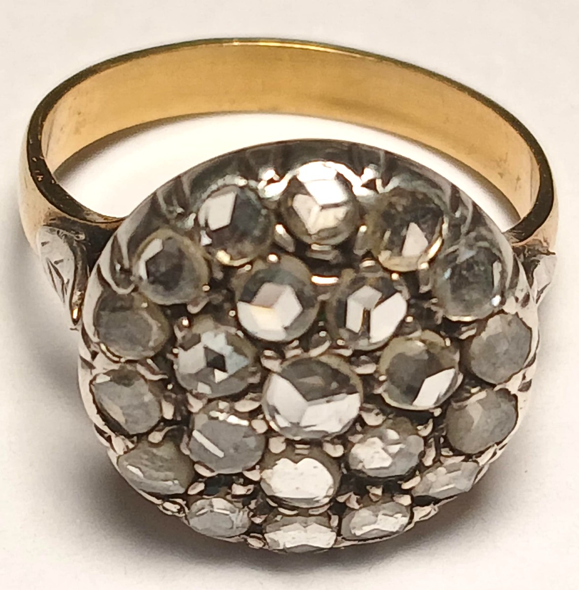 Anello a toppa in oro 18 kt e coppella, con rose di diamante kt. 070 circa-photo-3