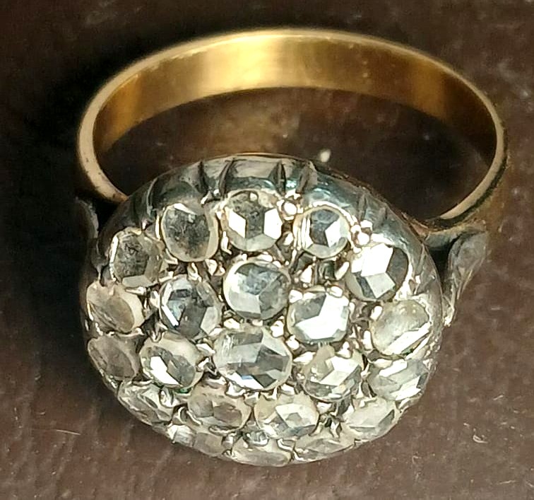 Anello a toppa in oro 18 kt e coppella, con rose di diamante kt. 070 circa-photo-4
