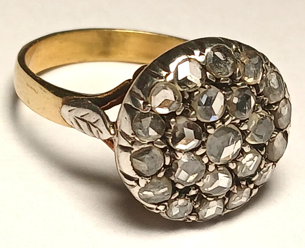 Anello a toppa in oro 18 kt e coppella, con rose di diamante kt. 070 circa