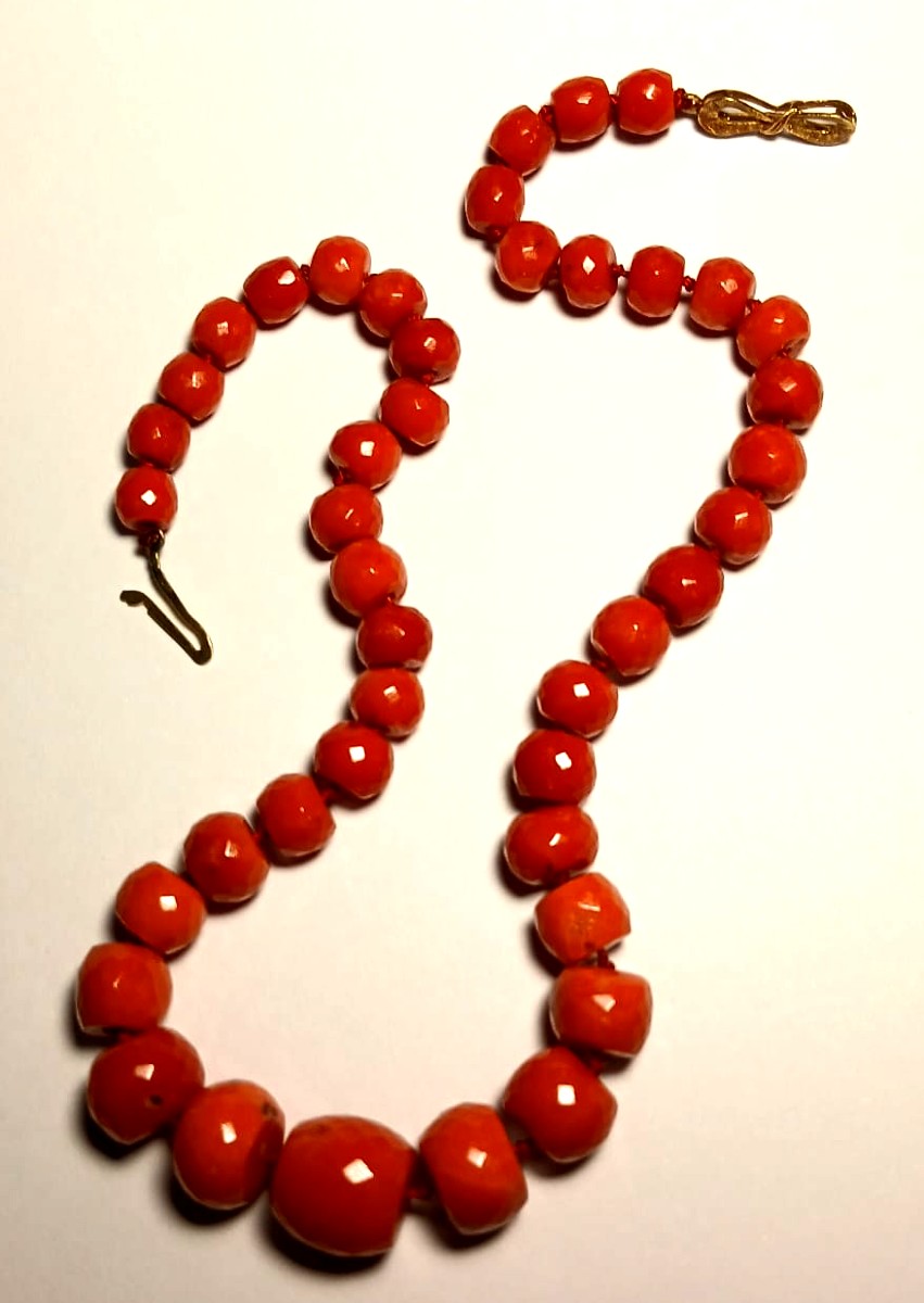 Corallo sfaccettato manifattura di Sciacca del primissimo 800' con susta a fiocco in oro.