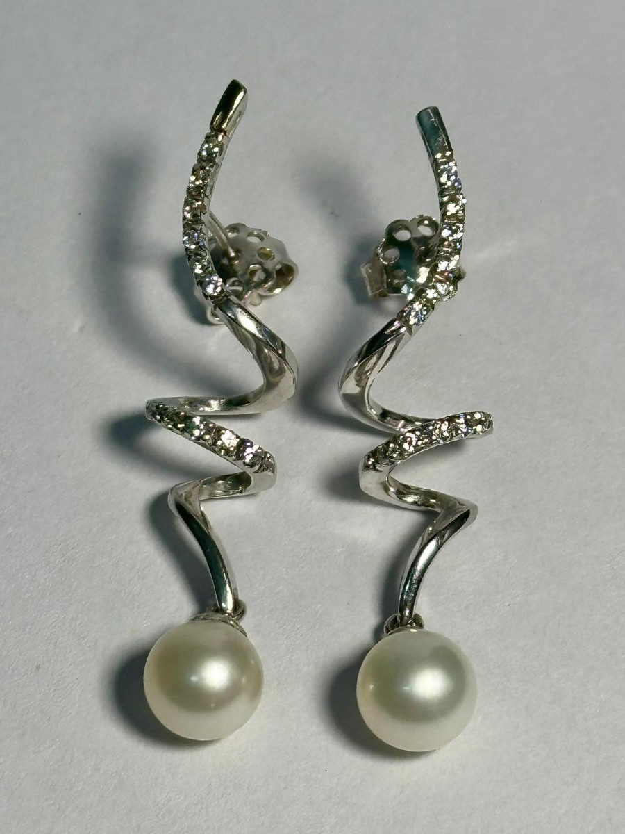 Orecchini a spirale in oro bianco, perle e piccoli brillanti (Kt: 0,50 circa)-photo-2