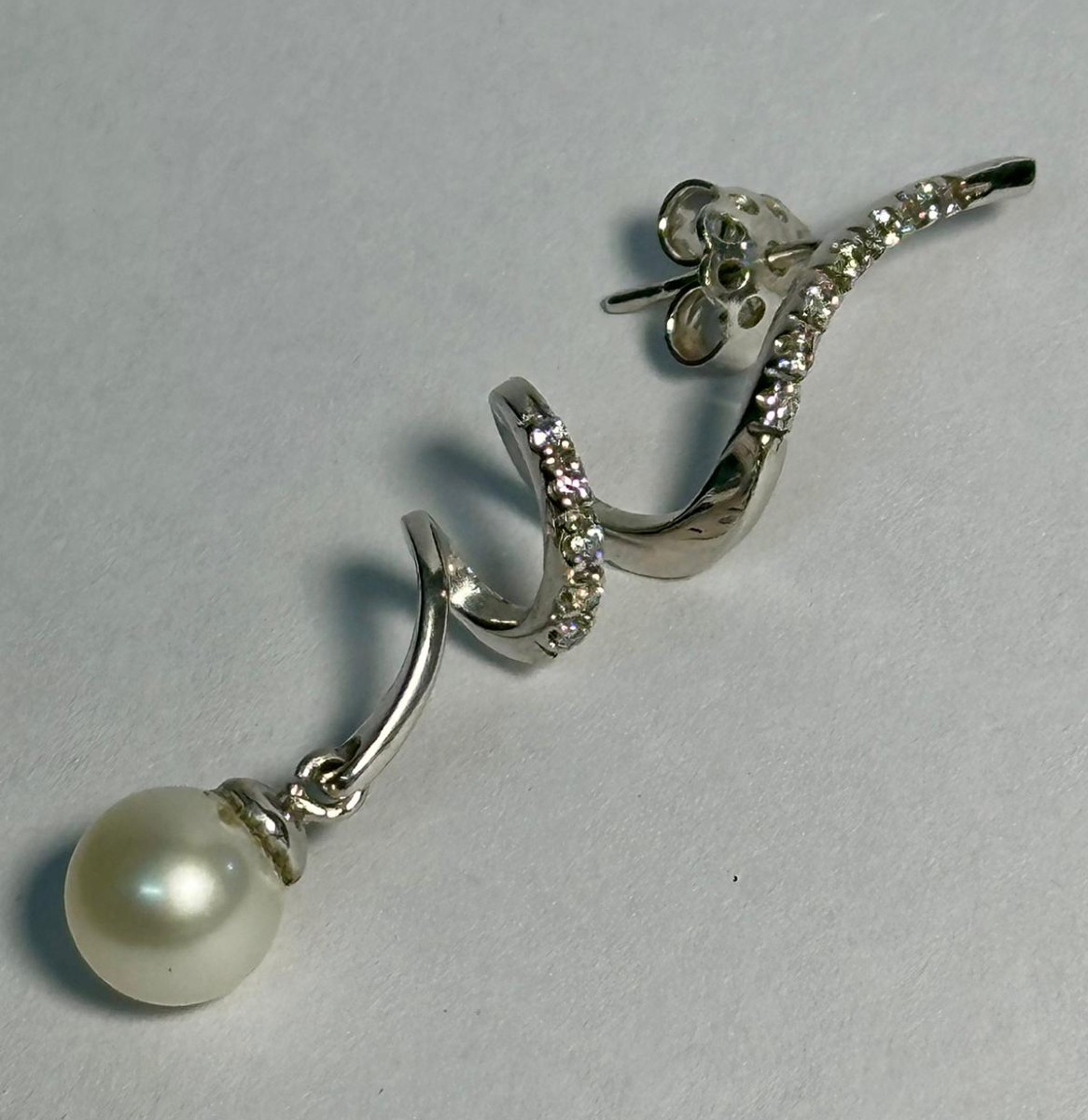 Orecchini a spirale in oro bianco, perle e piccoli brillanti (Kt: 0,50 circa)-photo-3