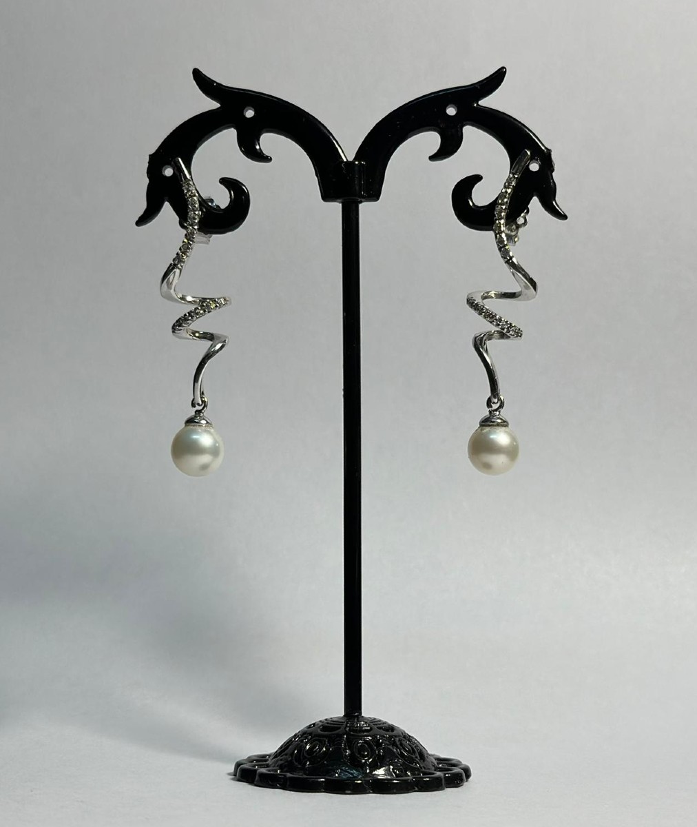 Orecchini a spirale in oro bianco, perle e piccoli brillanti (Kt: 0,50 circa)