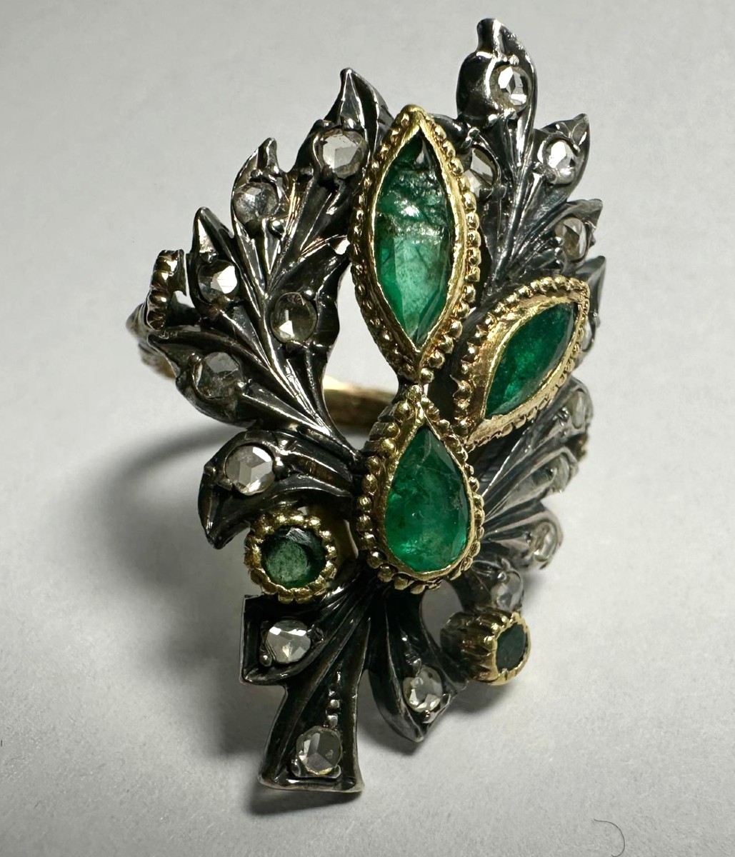 Anello oro coppella diamanti e smeraldi stile Barocco,  degli anni 30' circa. Gr. 10,7. Mis. 17-photo-2