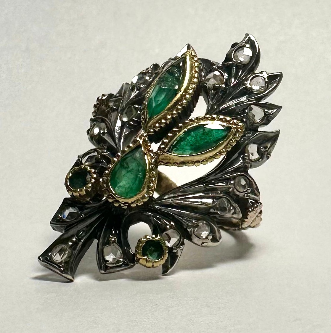 Anello oro coppella diamanti e smeraldi stile Barocco,  degli anni 30' circa. Gr. 10,7. Mis. 17-photo-3
