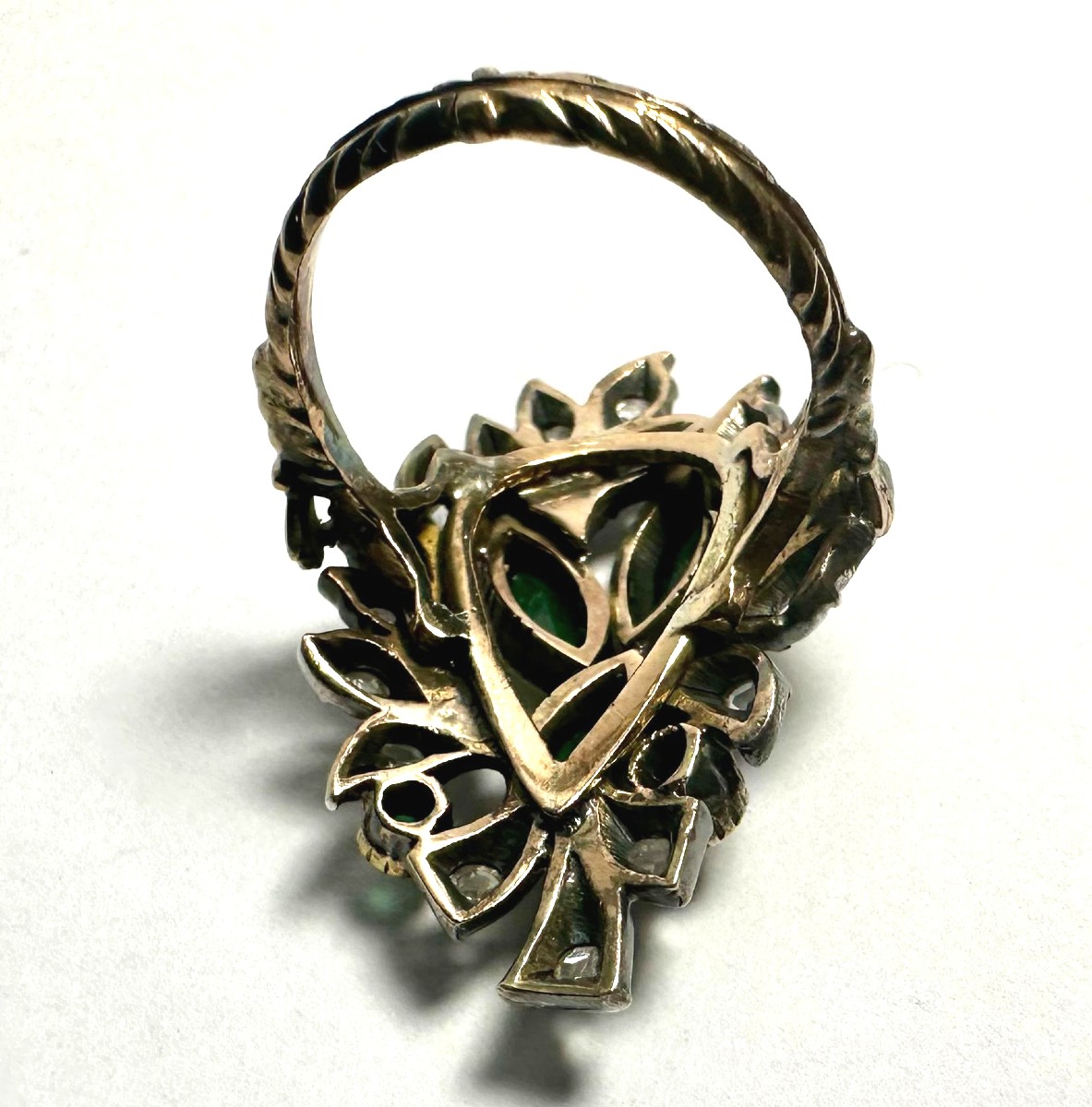 Anello oro coppella diamanti e smeraldi stile Barocco,  degli anni 30' circa. Gr. 10,7. Mis. 17-photo-4