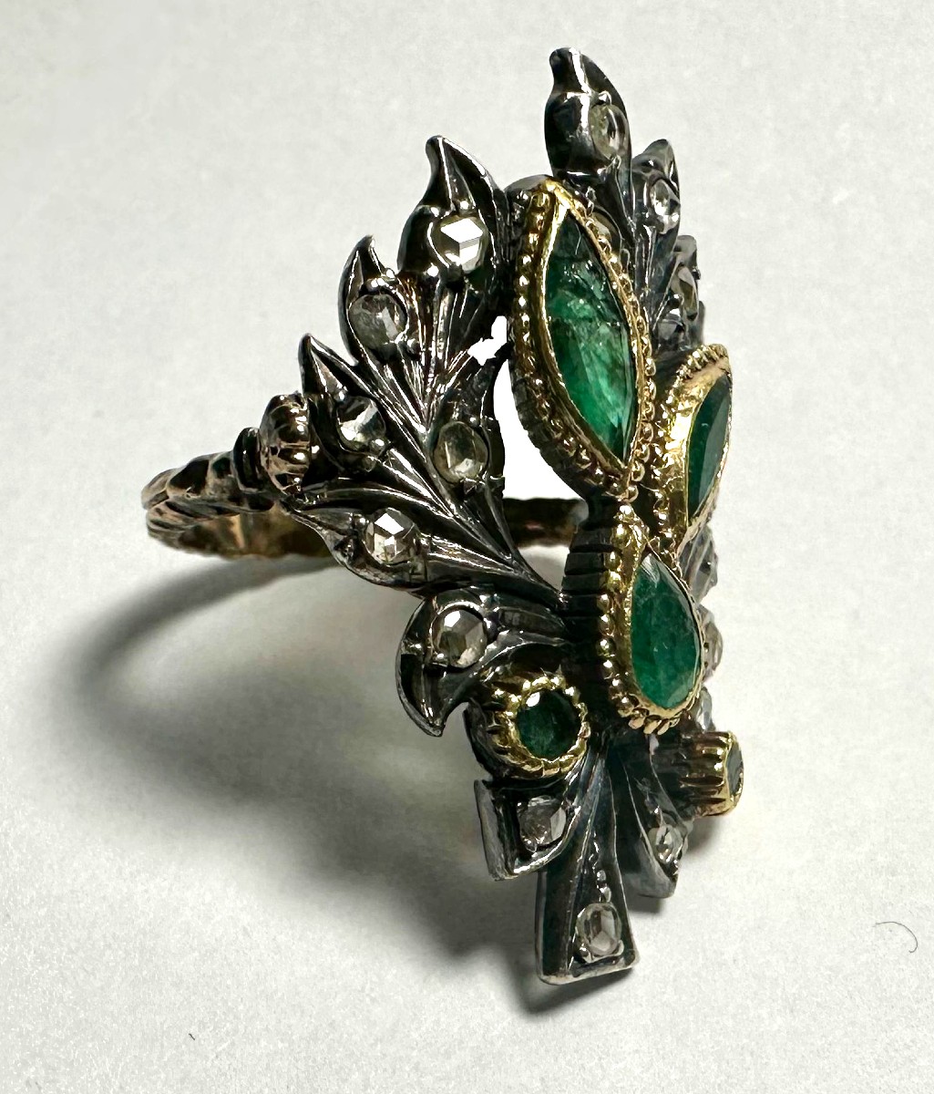 Anello oro coppella diamanti e smeraldi stile Barocco,  degli anni 30' circa. Gr. 10,7. Mis. 17