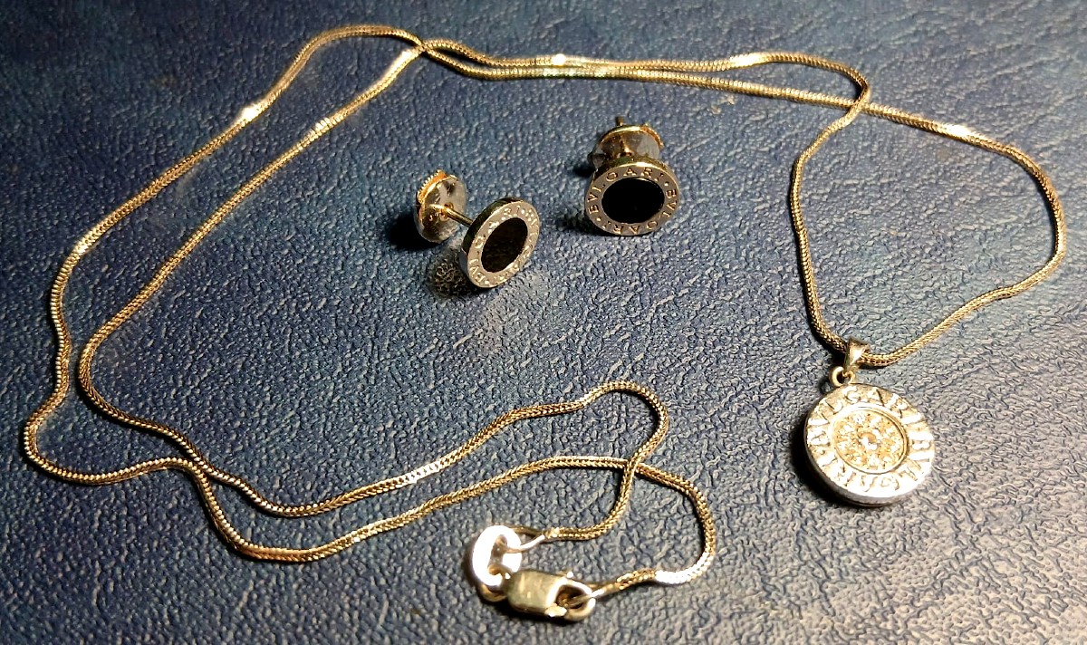 Bulgari- Pendente oro e brillanti kt. 0.16 e orecchini Oro e Onice. -photo-1