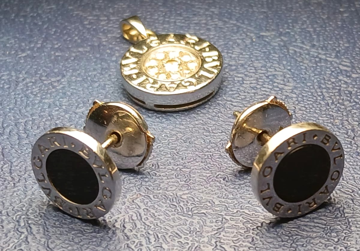 Bulgari- Pendente oro e brillanti kt. 0.16 e orecchini Oro e Onice. -photo-3