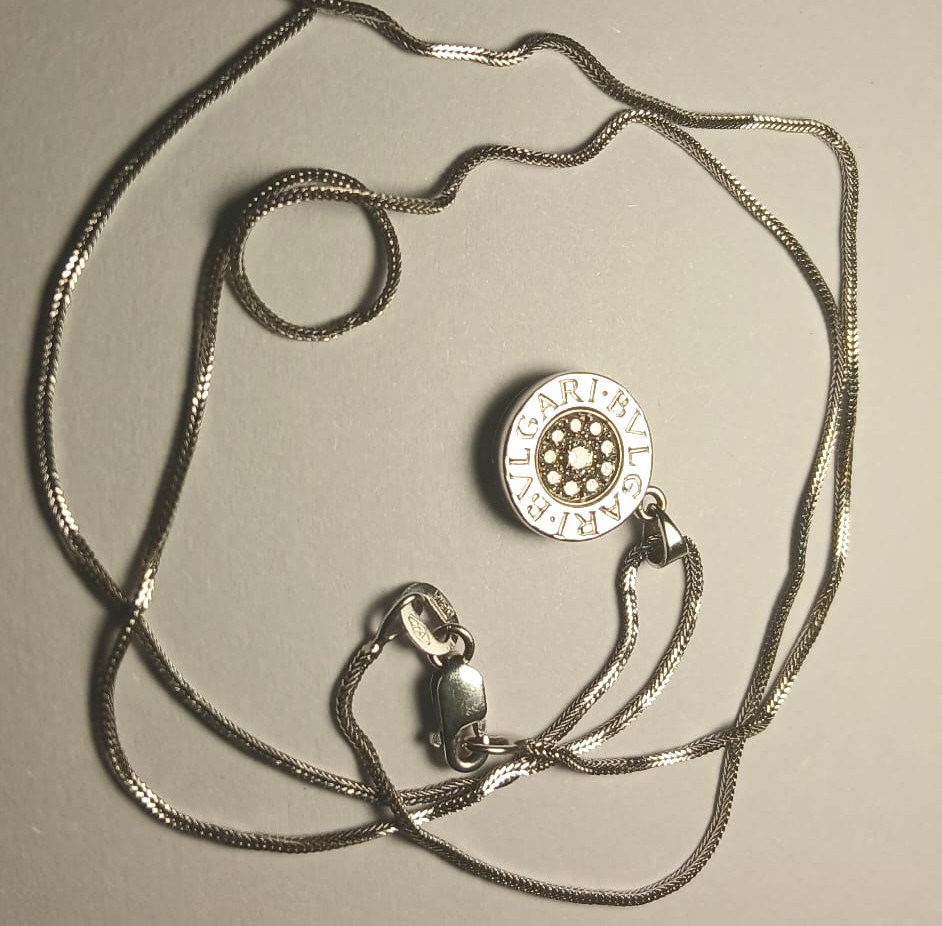 Bulgari- Pendente oro e brillanti kt. 0.16 e orecchini Oro e Onice. 