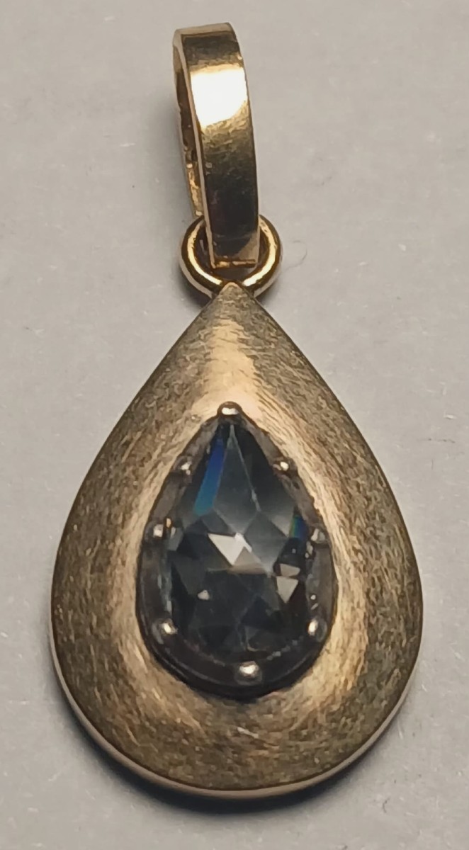 Diamante a goccia puro di mezzo carato sfaccettato, entro montatura in oro gr.2,2 -anni 60'-70'