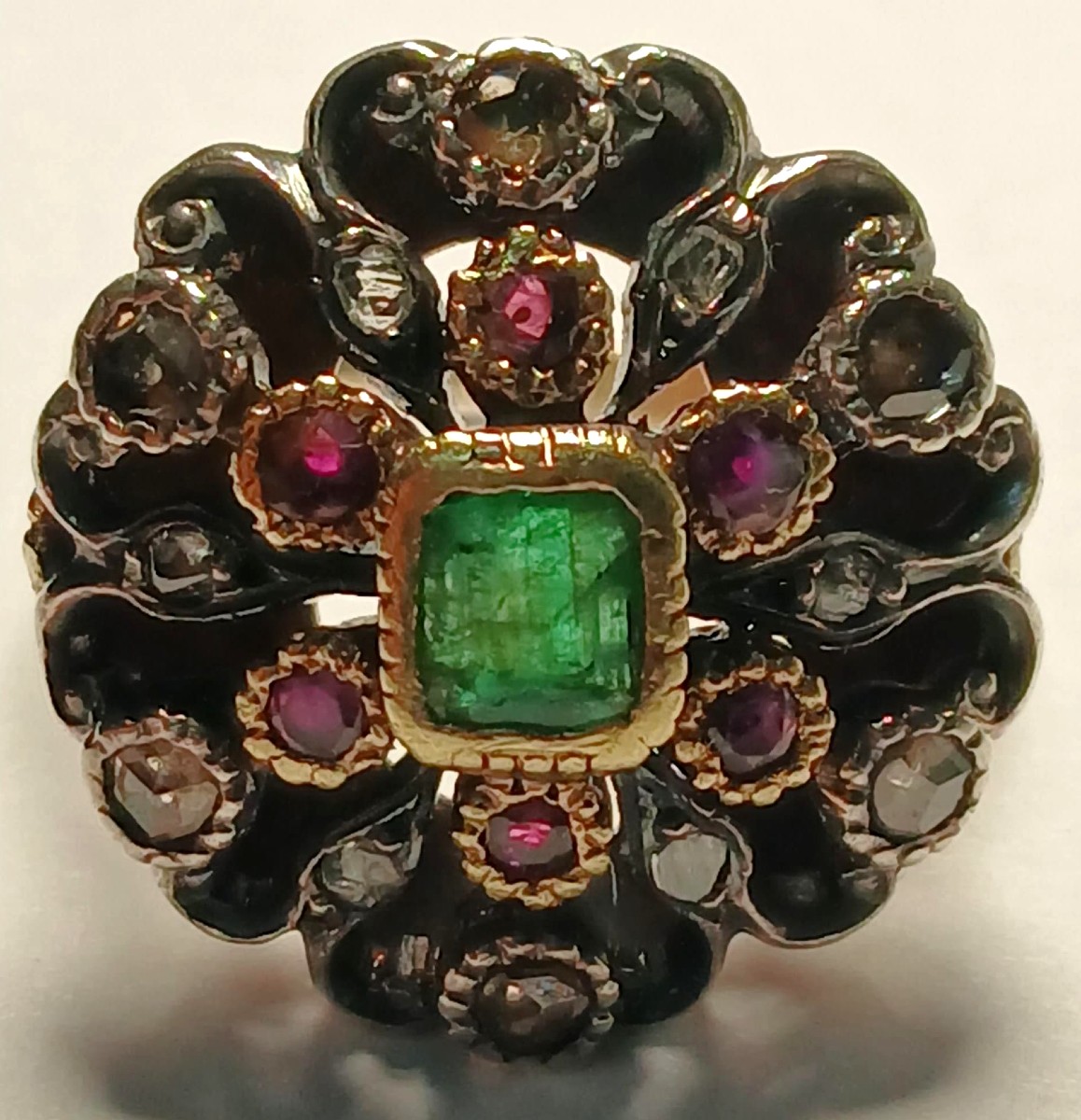 Anello a fiore in oro, smeraldo diamanti e rubini. Oreficeria siciliana anni 30'-60'-photo-2