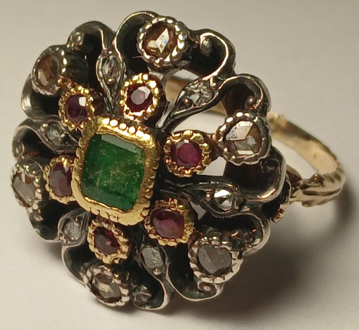 Anello a fiore in oro, smeraldo diamanti e rubini. Oreficeria siciliana anni 30'-60'-photo-4