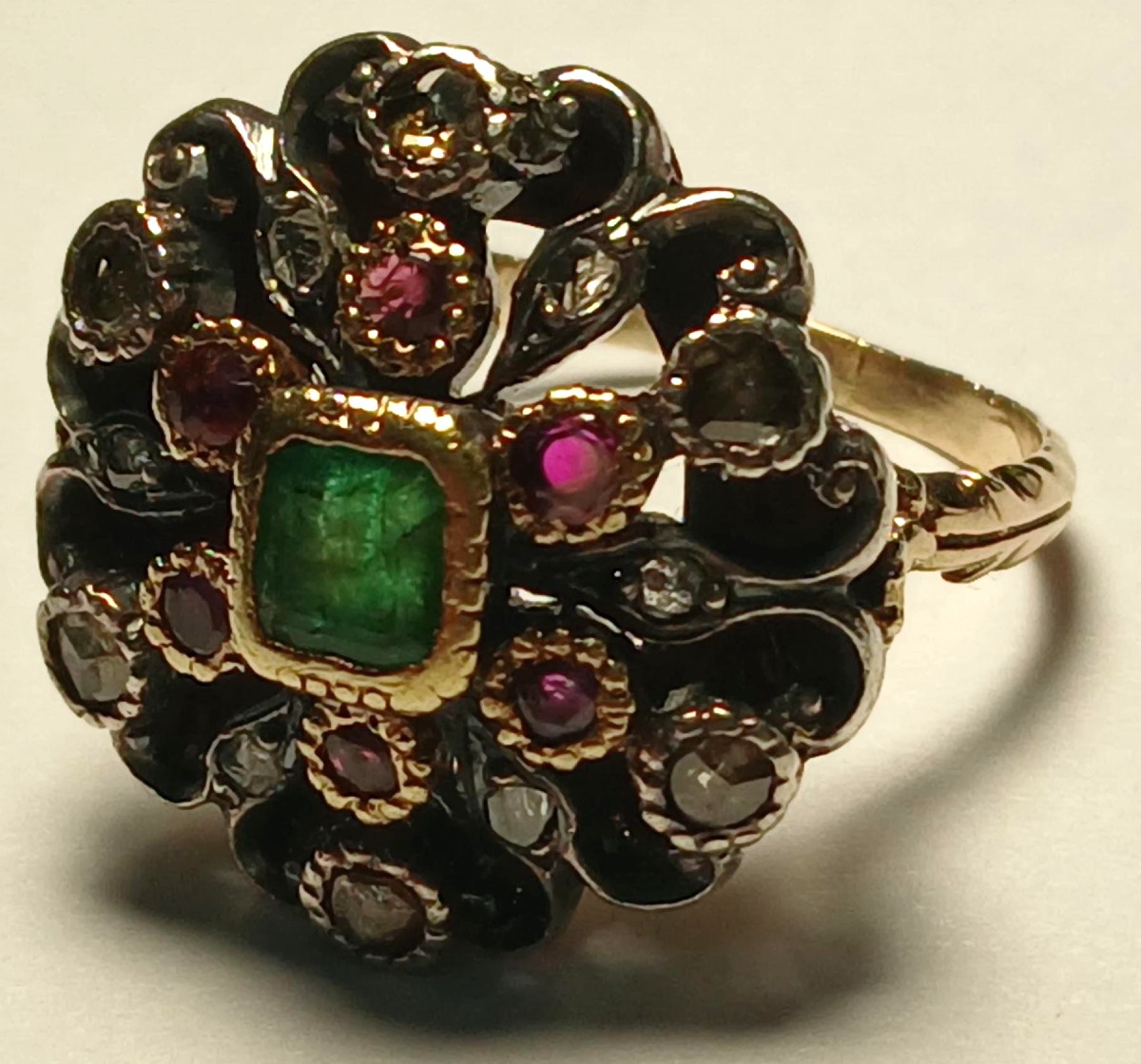 Anello a fiore in oro, smeraldo diamanti e rubini. Oreficeria siciliana anni 30'-60'