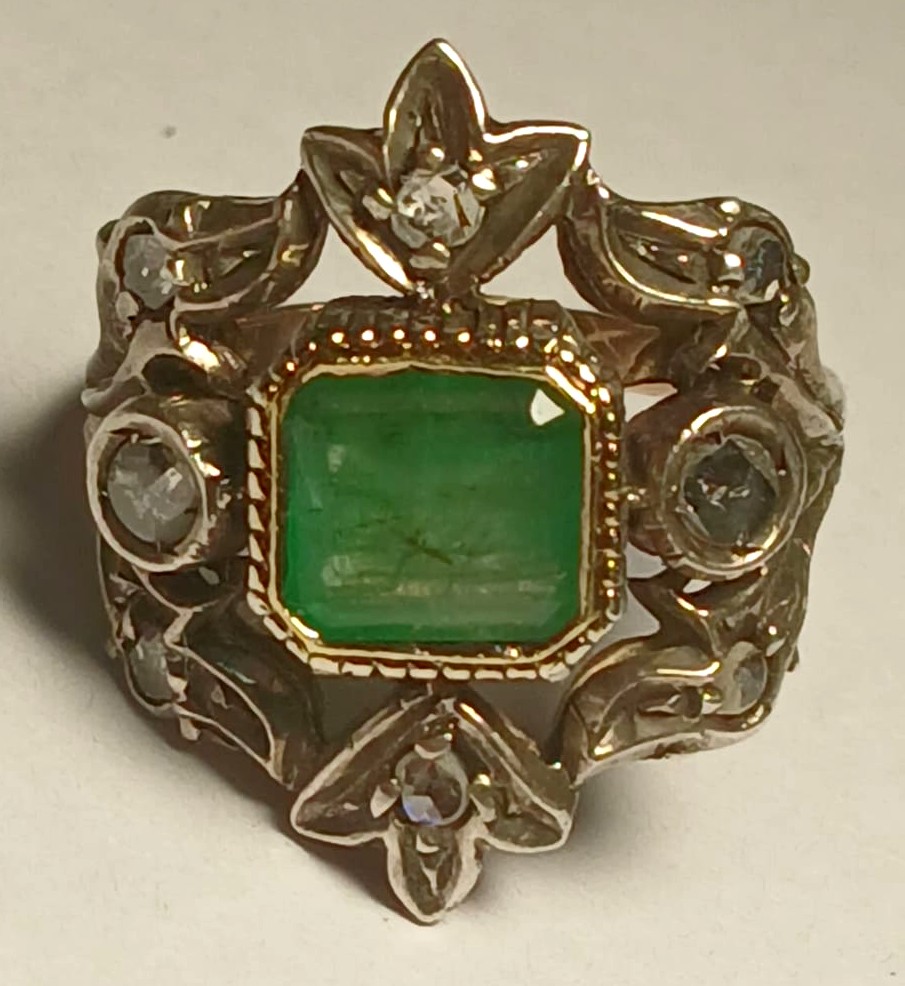 Anello con smeraldo kt. 2,20 e diamanti stile luigi XV epoca inizi 900'- gr. 5,8