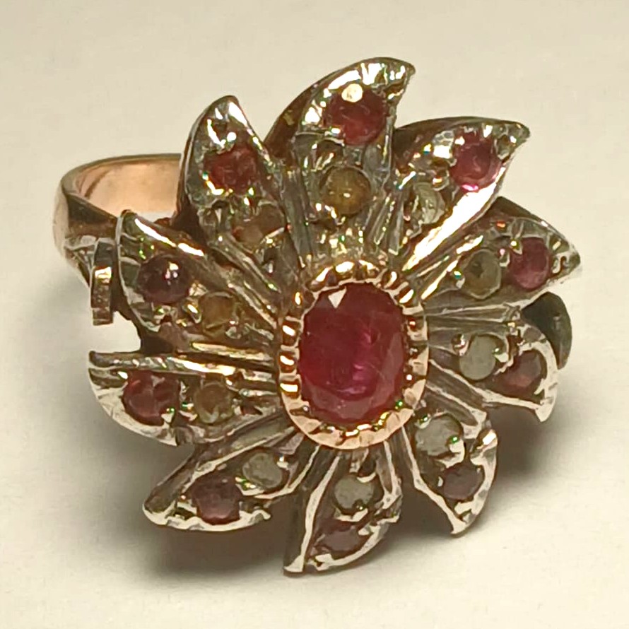 Anello in oro e coppella con Rubino di kt. 090 e piccoli rubini e diamanti a contorno. Sicilia-photo-2