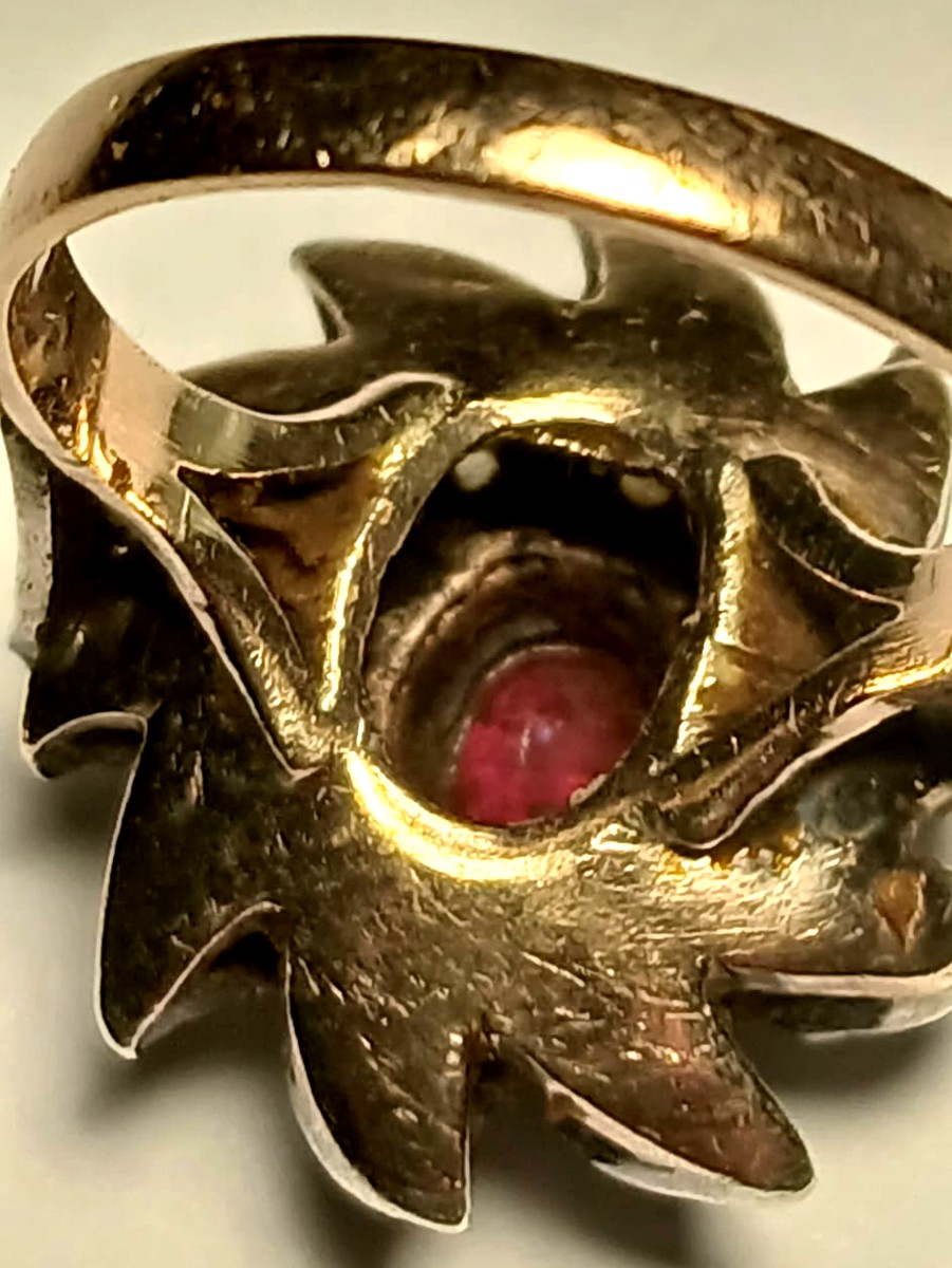 Anello in oro e coppella con Rubino di kt. 090 e piccoli rubini e diamanti a contorno. Sicilia-photo-3