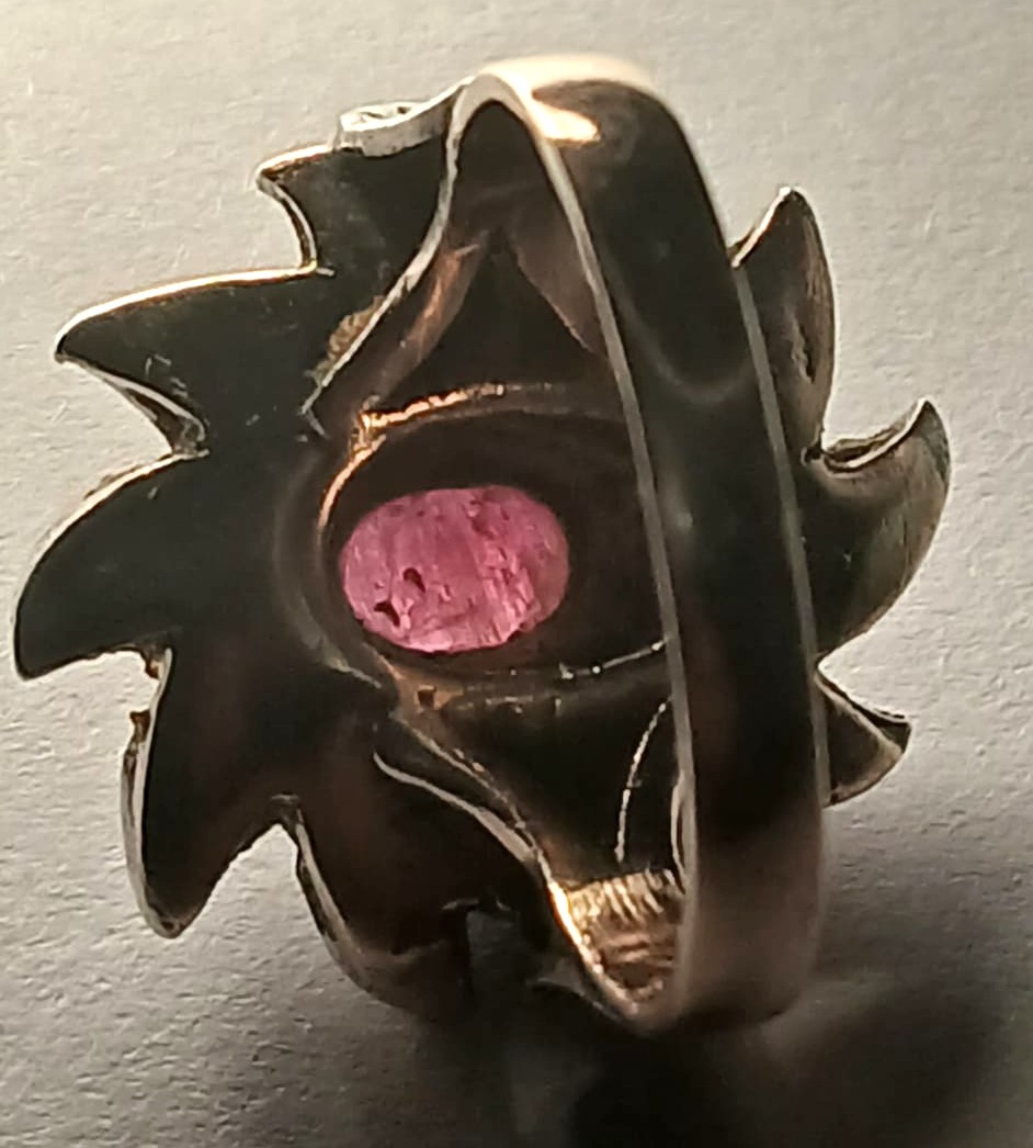 Anello in oro e coppella con Rubino di kt. 090 e piccoli rubini e diamanti a contorno. Sicilia-photo-4