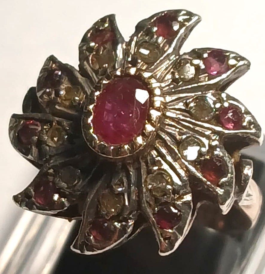 Anello in oro e coppella con Rubino di kt. 090 e piccoli rubini e diamanti a contorno. Sicilia