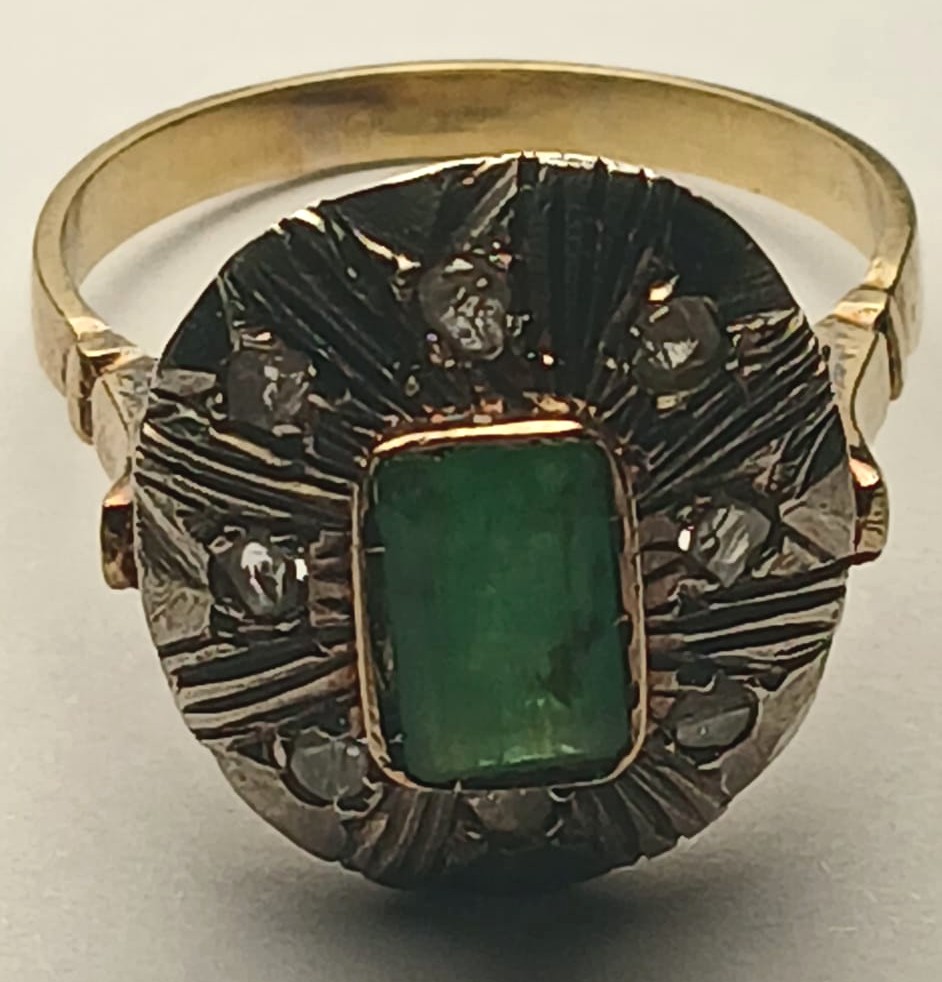 Bague en or 18 kt avec coupelle ornée d'une émeraude d'environ 1,20 kt et de diamants. Poids : -photo-2